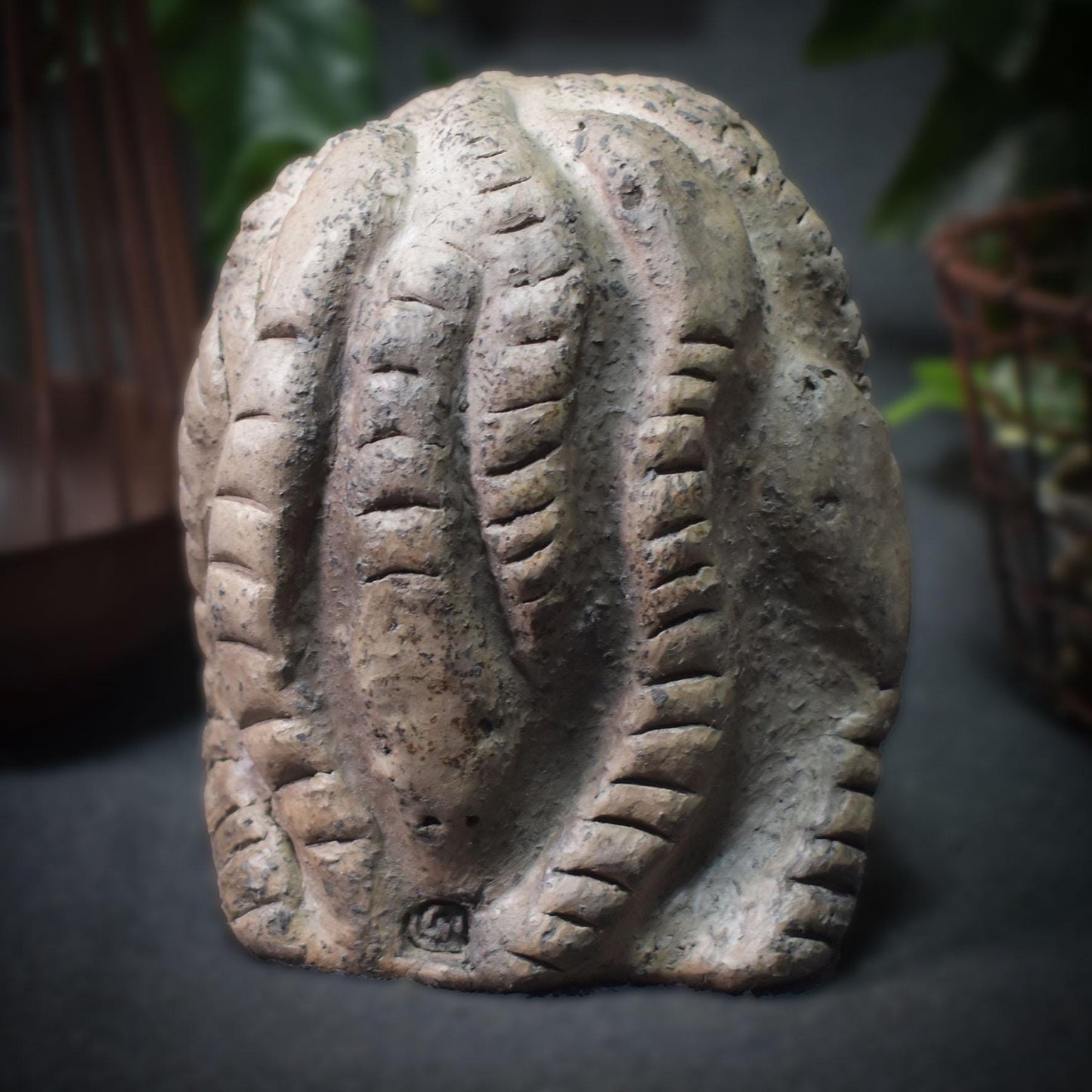 Handgefertigte Medusa Skulptur aus traditionell gebranntem Ton – Einzigartige Rauchbrandkunst der griechischen Mythologie