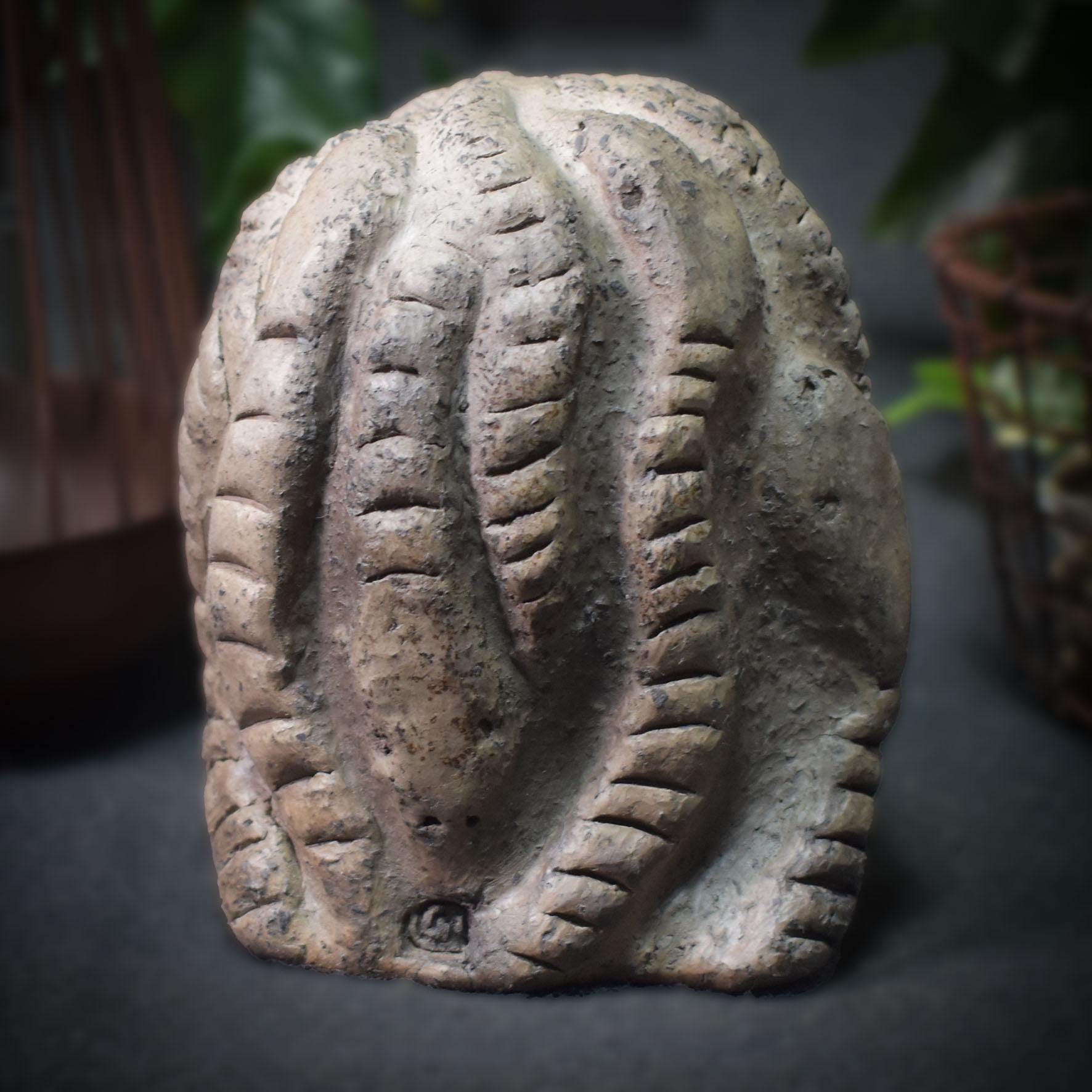 Handgefertigte Medusa Skulptur aus traditionell gebranntem Ton – Einzigartige Rauchbrandkunst der griechischen Mythologie