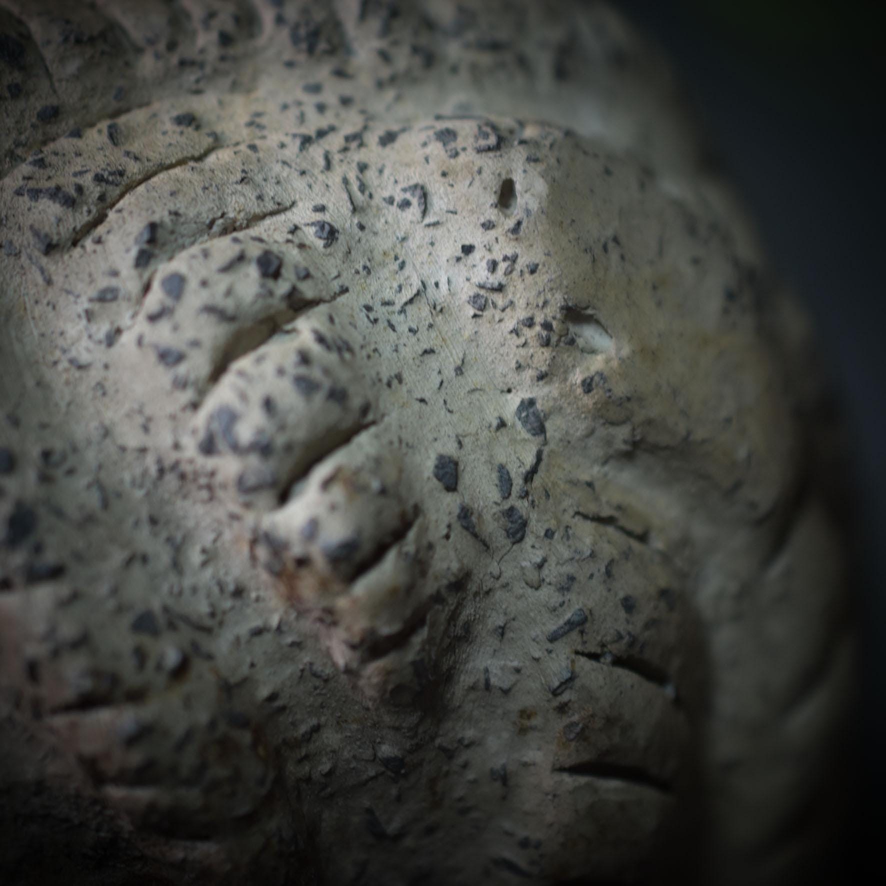 Handgefertigte Medusa Skulptur aus traditionell gebranntem Ton – Einzigartige Rauchbrandkunst der griechischen Mythologie