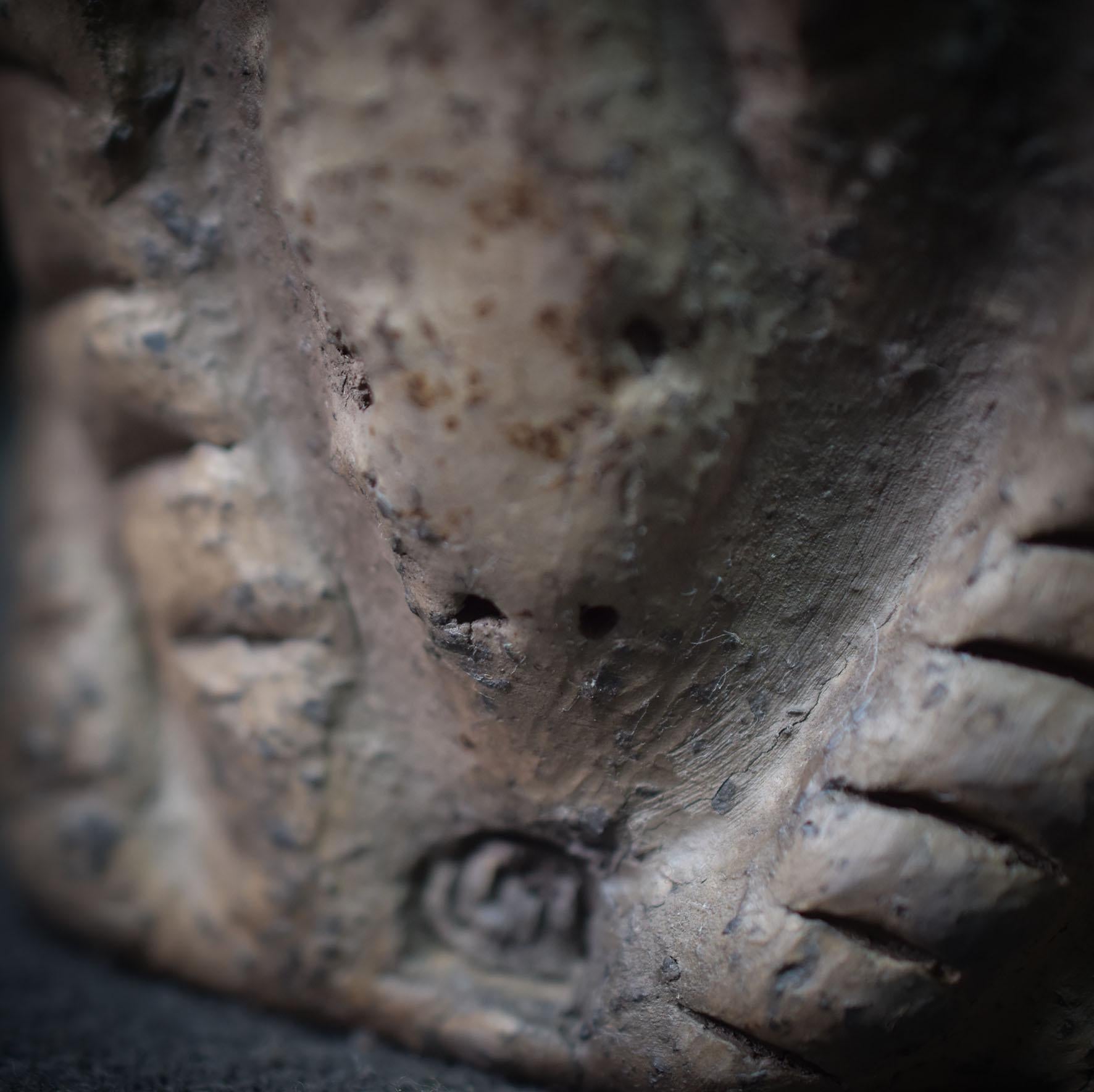 Handgefertigte Medusa Skulptur aus traditionell gebranntem Ton – Einzigartige Rauchbrandkunst der griechischen Mythologie