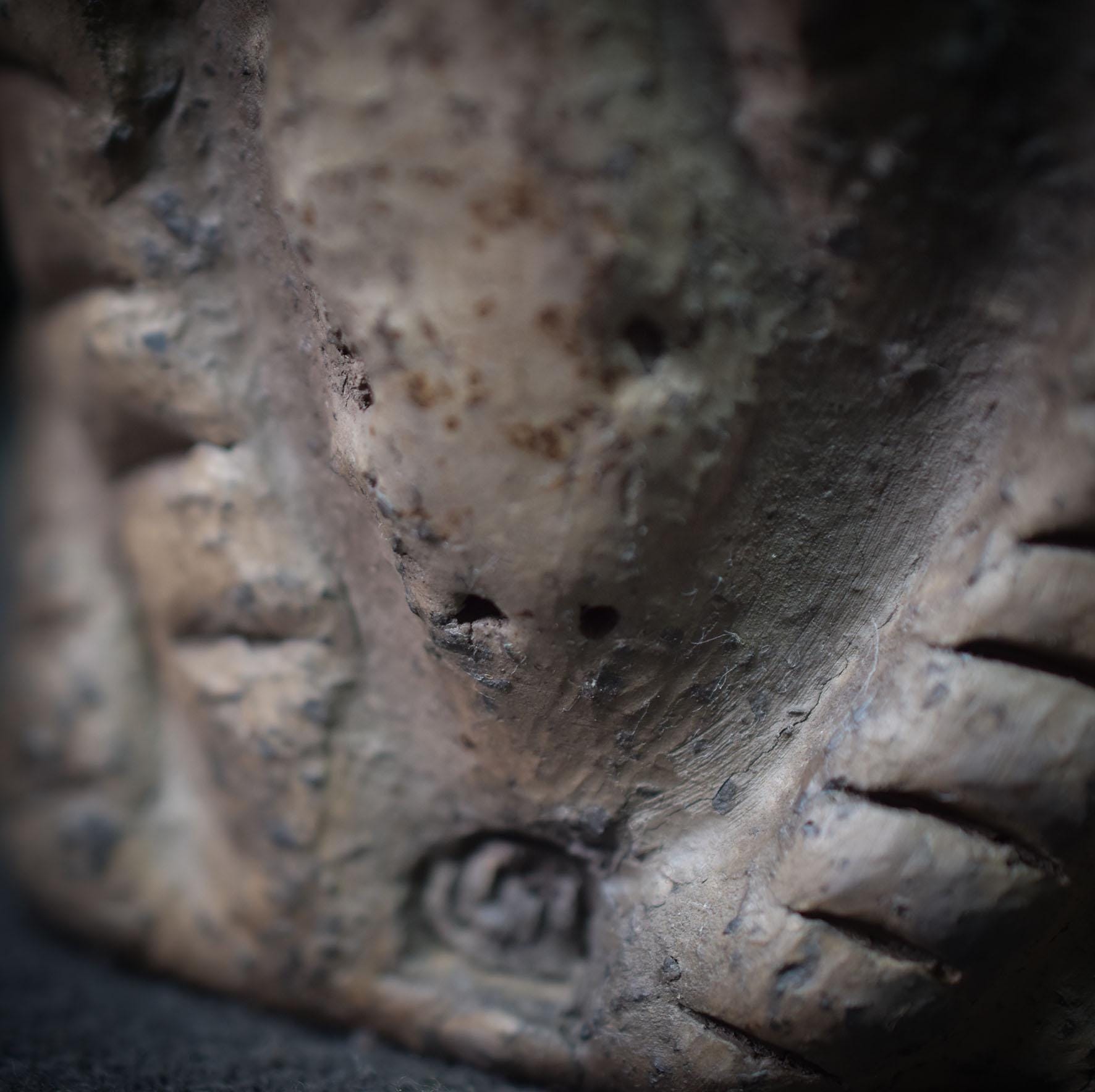 Handgefertigte Medusa Skulptur aus traditionell gebranntem Ton – Einzigartige Rauchbrandkunst der griechischen Mythologie