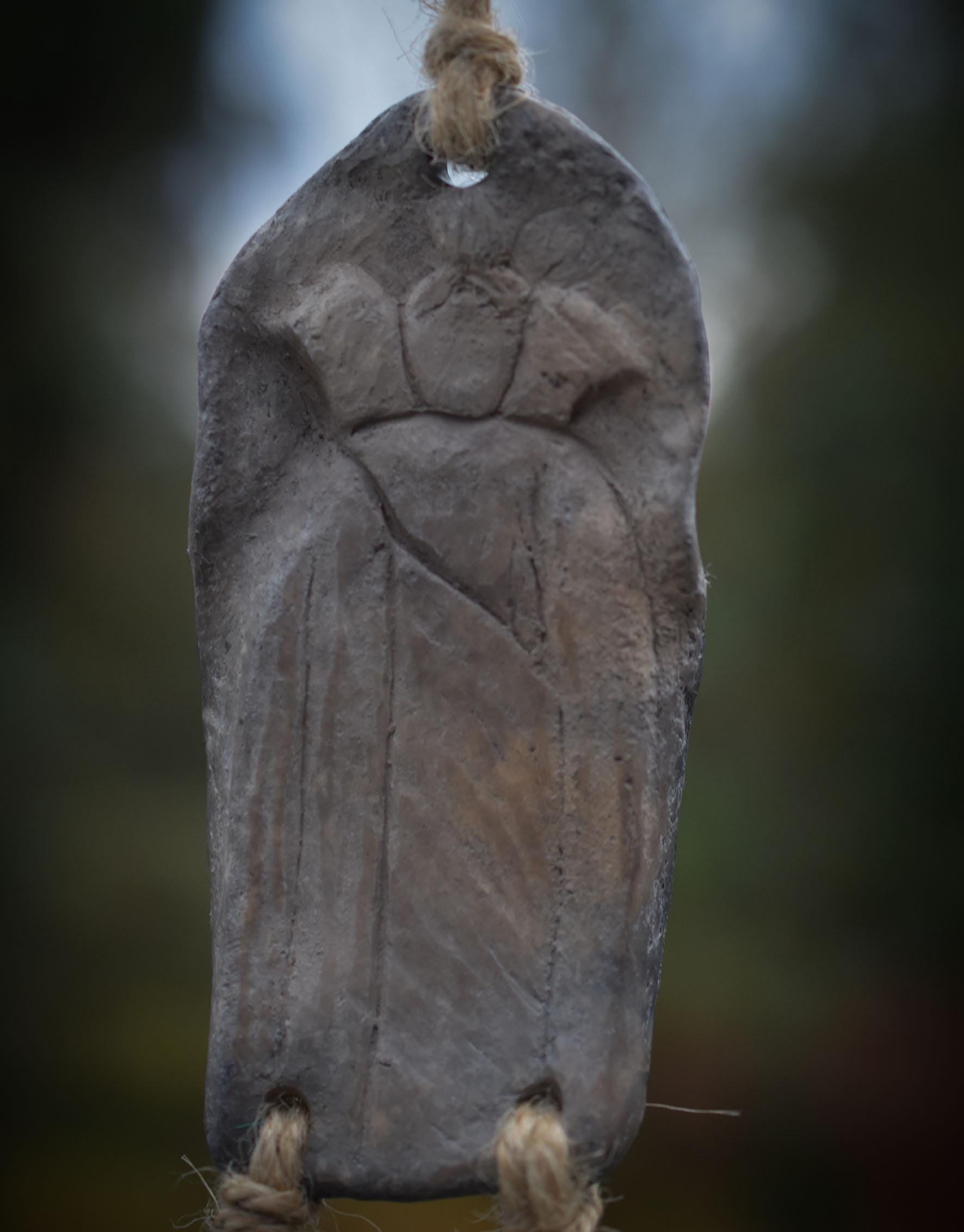 Handgemachte Hexenglocke Hekate - Traditionell gebrannter Ton, Wicca Glocke & rustikales Windspiel - Hekates Key