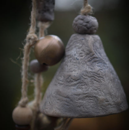 Handgemachte Hexenglocke Hekate - Traditionell gebrannter Ton, Wicca Glocke & rustikales Windspiel - Hekates Key