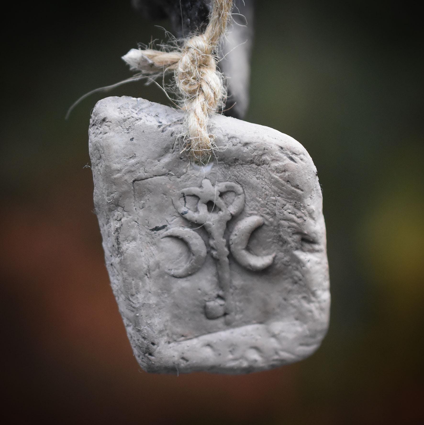 Handgemachte Hexenglocke Hekate - Traditionell gebrannter Ton, Wicca Glocke & rustikales Windspiel - Hekates Key