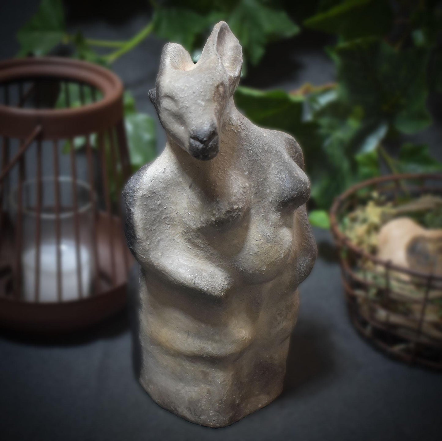 Rustikale Osterdeko & Frühlingsskulptur - Hasenfrau - Handgefertigte Rauchbrandkunst - Art.Nr.: FRO011