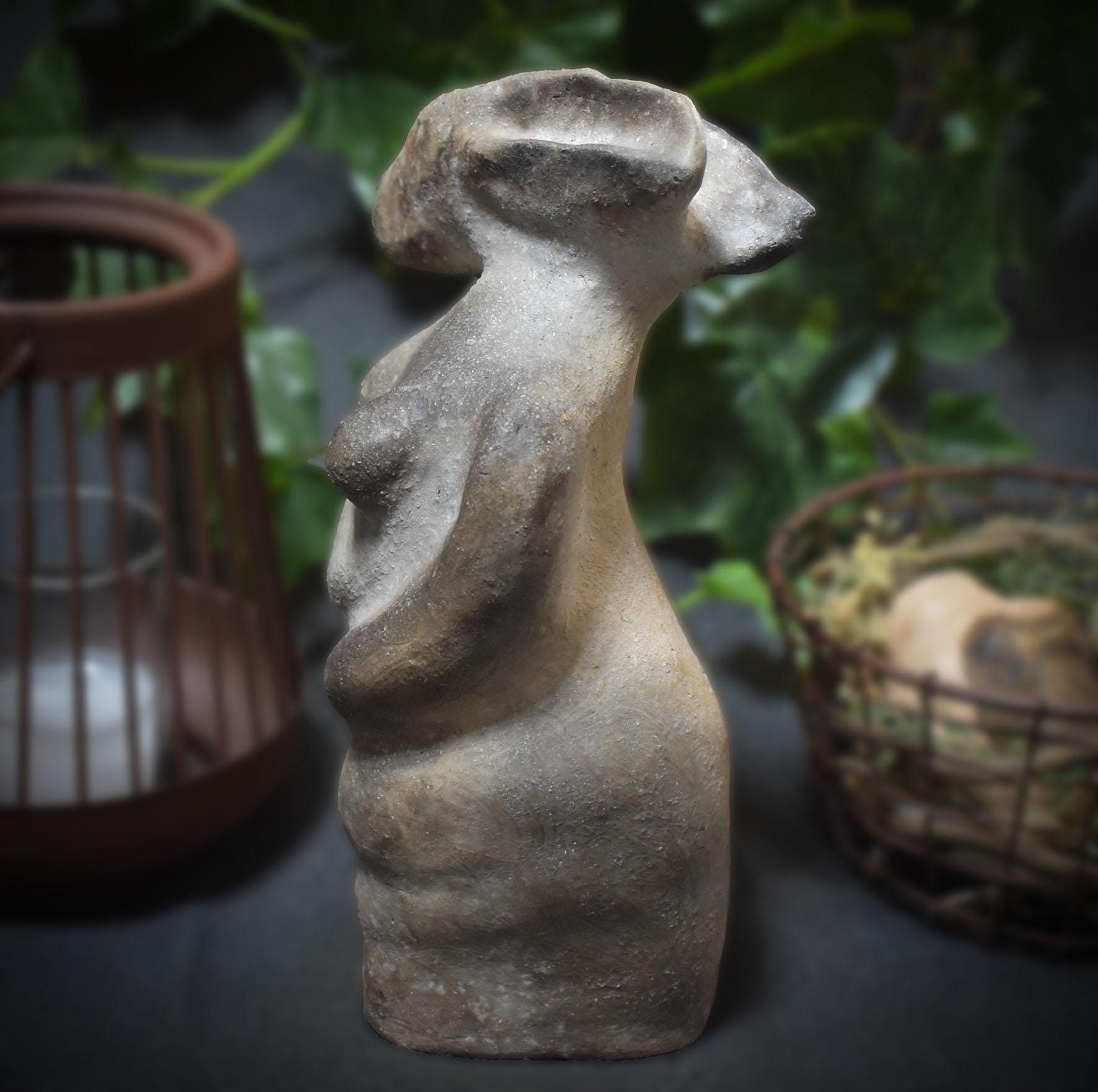 Rustikale Osterdeko & Frühlingsskulptur - Hasenfrau - Handgefertigte Rauchbrandkunst - Art.Nr.: FRO011