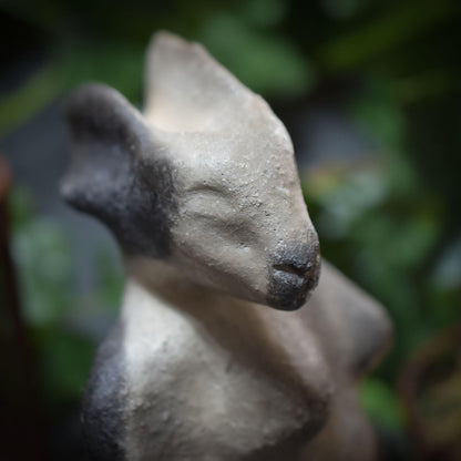 Rustikale Osterdeko & Frühlingsskulptur - Hasenfrau - Handgefertigte Rauchbrandkunst - Art.Nr.: FRO011