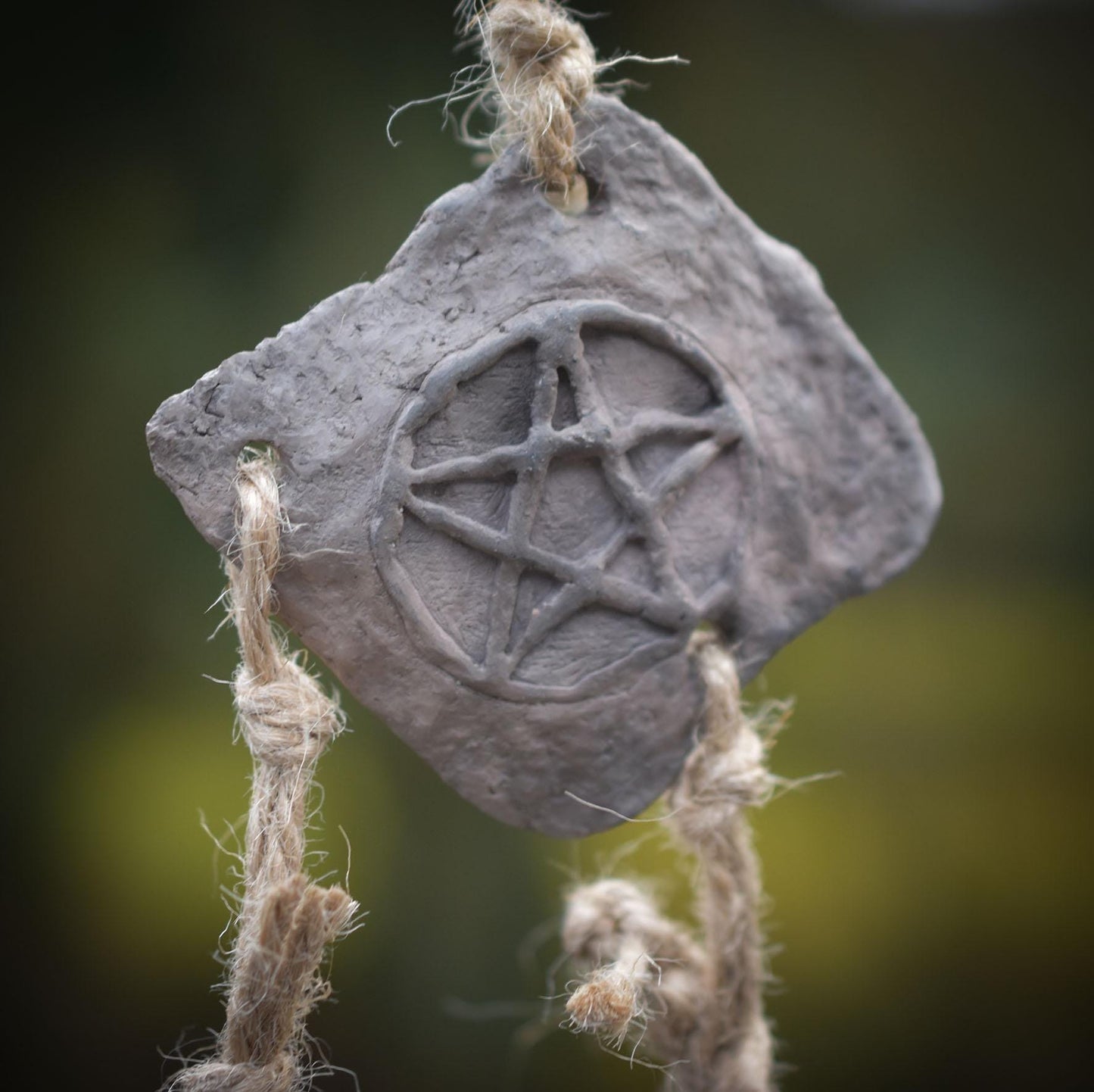 Handgemachte Hexenglocke Hekate - Traditionell gebrannter Ton, Wicca Glocke & rustikales Windspiel - Hekates Key