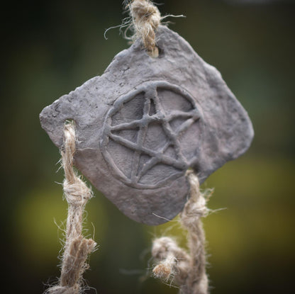 Handgemachte Hexenglocke Hekate - Traditionell gebrannter Ton, Wicca Glocke & rustikales Windspiel - Hekates Key