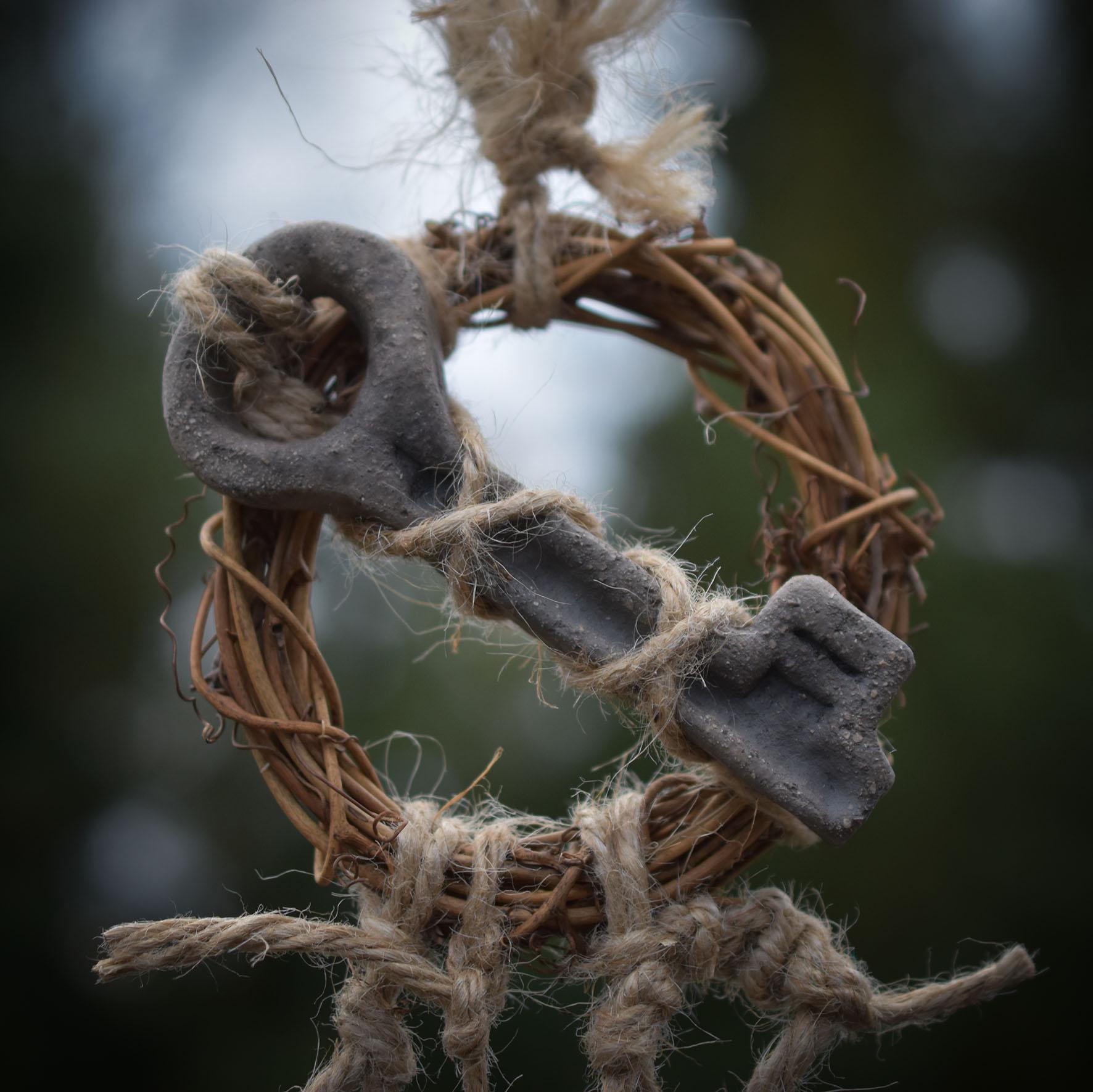 Handgemachte Hexenglocke Hekate - Traditionell gebrannter Ton, Wicca Glocke & rustikales Windspiel - Hekates Key