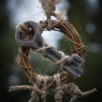 Handgemachte Hexenglocke Hekate - Traditionell gebrannter Ton, Wicca Glocke & rustikales Windspiel - Hekates Key