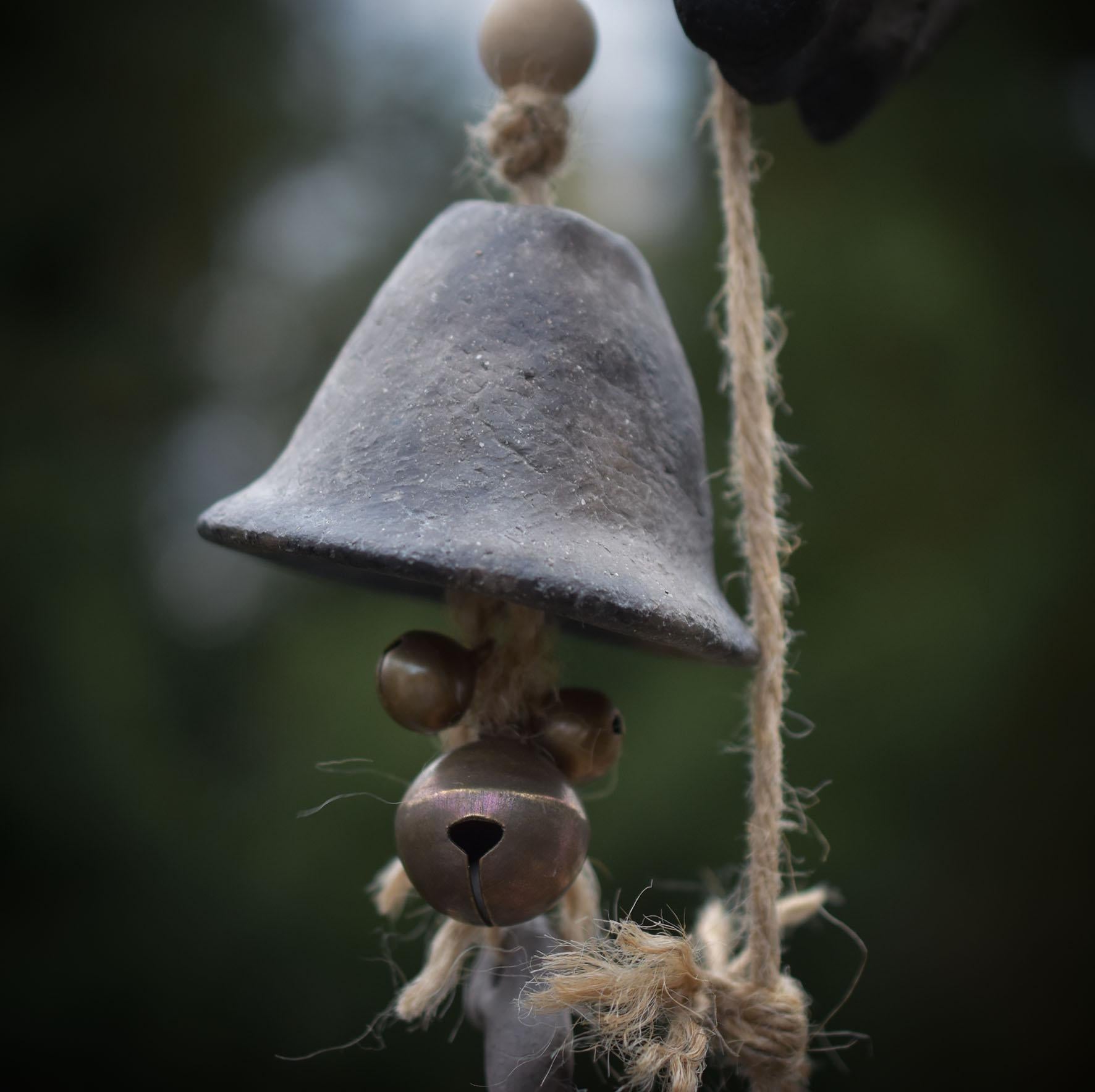 Handgemachte Hexenglocke Hekate - Traditionell gebrannter Ton, Wicca Glocke & rustikales Windspiel - Hekates Key