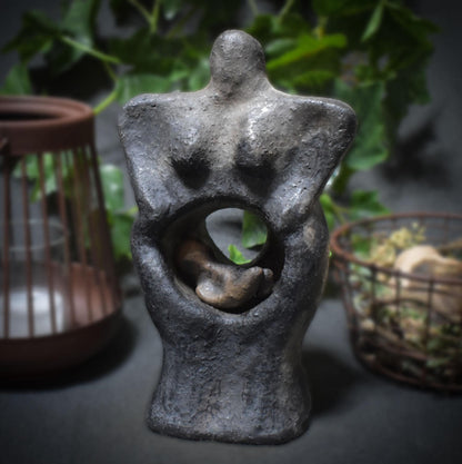 Fruchtbarkeitsgöttin Teelichthalter Ton, Urgöttin Figur mit Baby, archaische Mutter Erde Skulptur, spirituelle Altar Deko SKU009