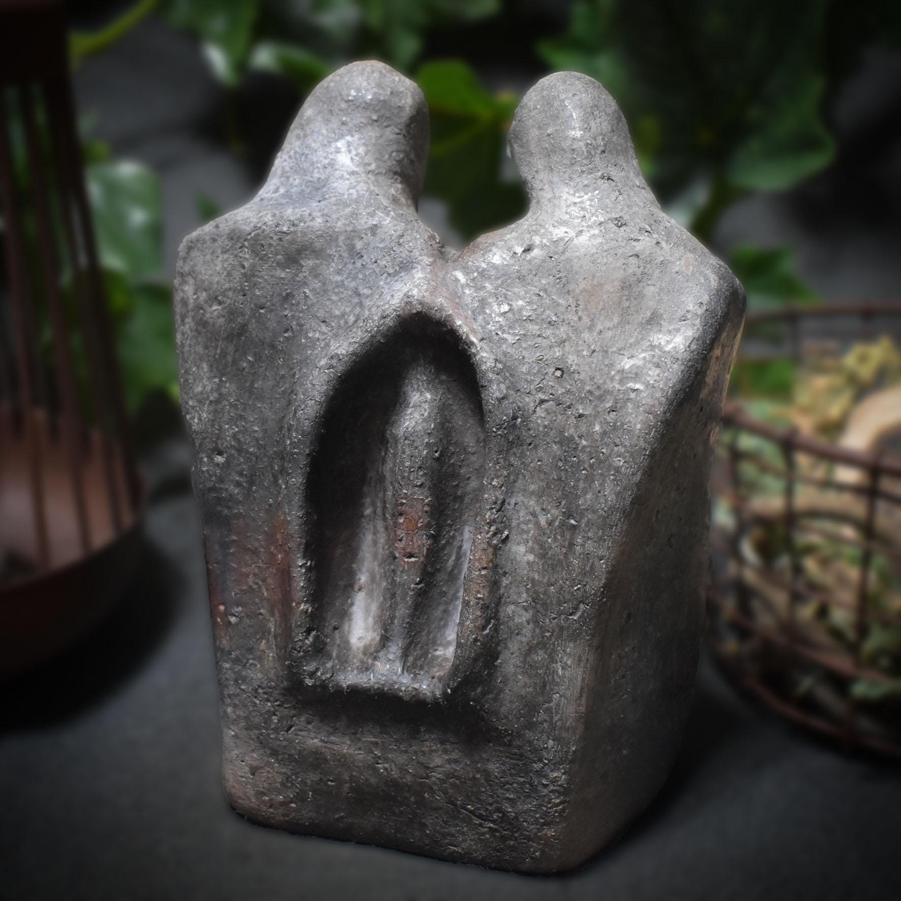 Handgefertigte Ton-Skulptur - Abstrakte Liebenden Figur - Rustikale Rauchbrandkunst - Art.Nr.: SKU011