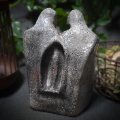 Handgefertigte Ton-Skulptur - Abstrakte Liebenden Figur - Rustikale Rauchbrandkunst - Art.Nr.: SKU011