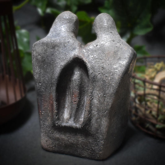 Handgefertigte Ton-Skulptur - Abstrakte Liebenden Figur - Rustikale Rauchbrandkunst - Art.Nr.: SKU011