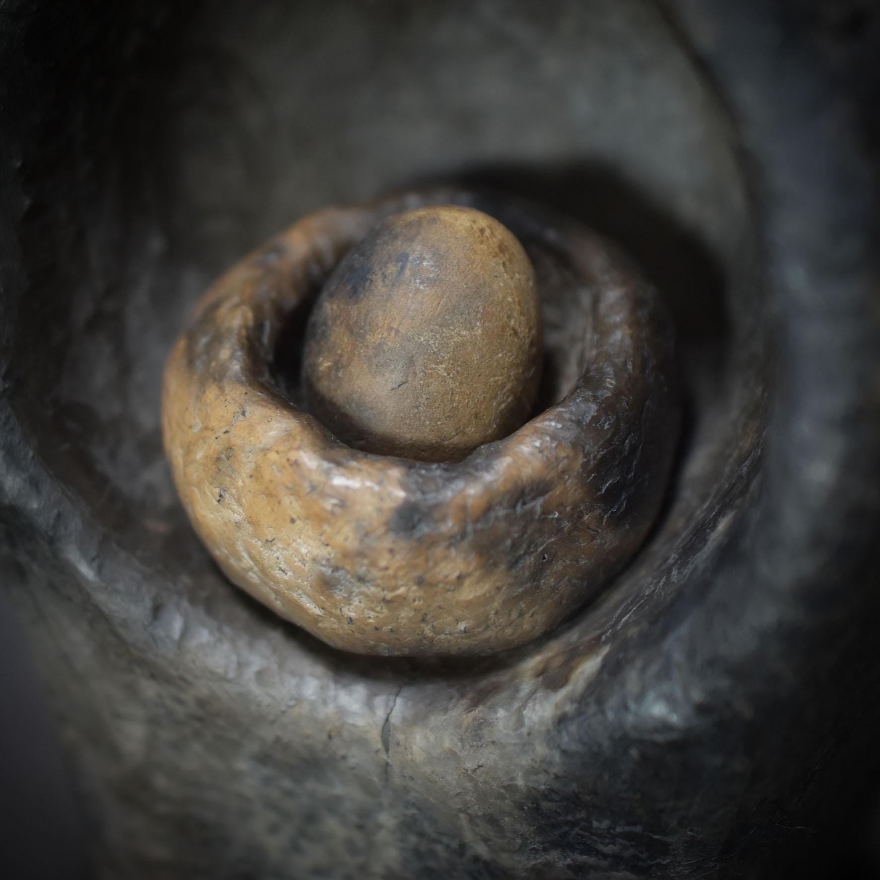 Handgefertigte Göttin Ostara mit einem Osternest in ihrer Bauchhöhle - Rauchbrandkunst aus Ton Art.Nr.: FRO013