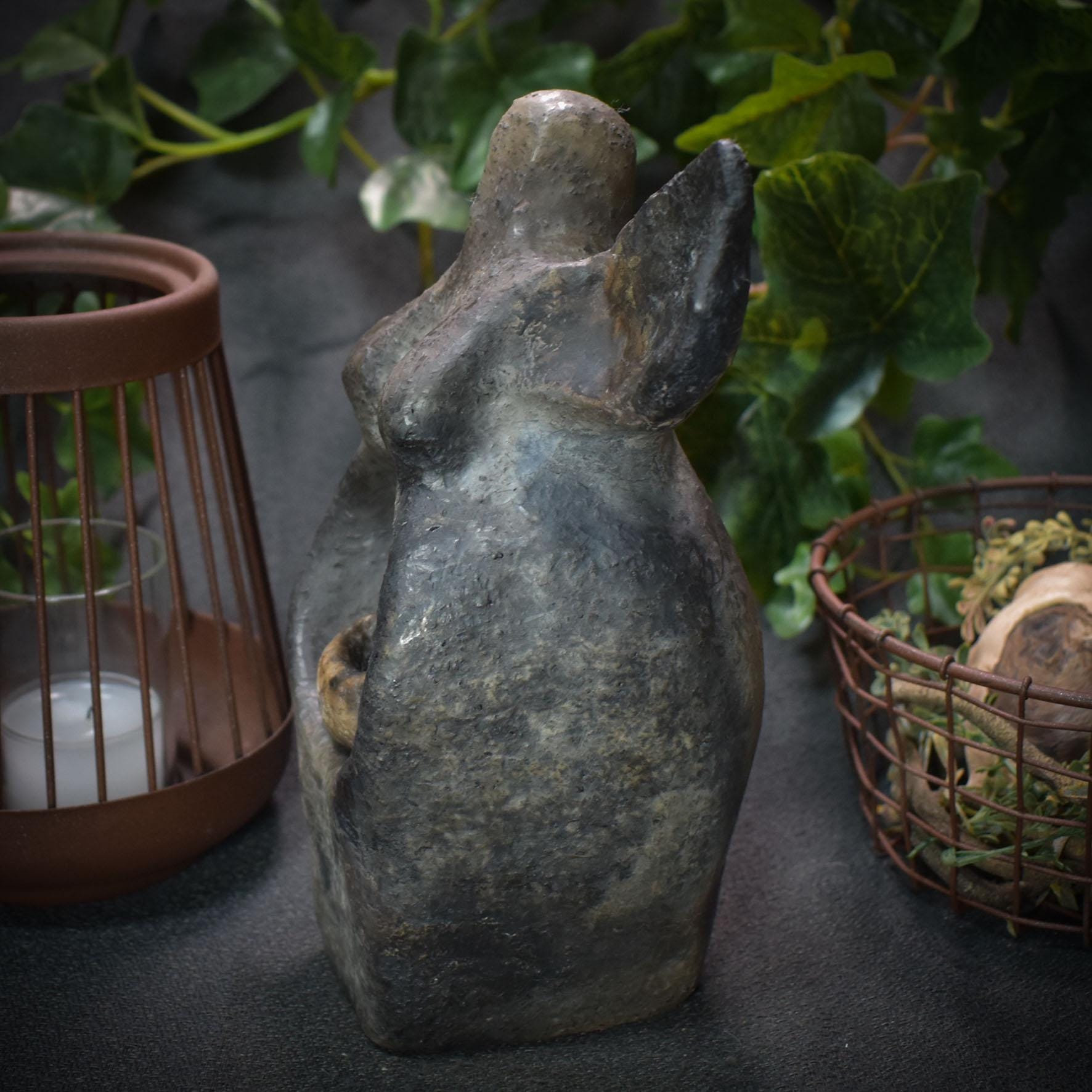 Handgefertigte Göttin Ostara mit einem Osternest in ihrer Bauchhöhle - Rauchbrandkunst aus Ton Art.Nr.: FRO013