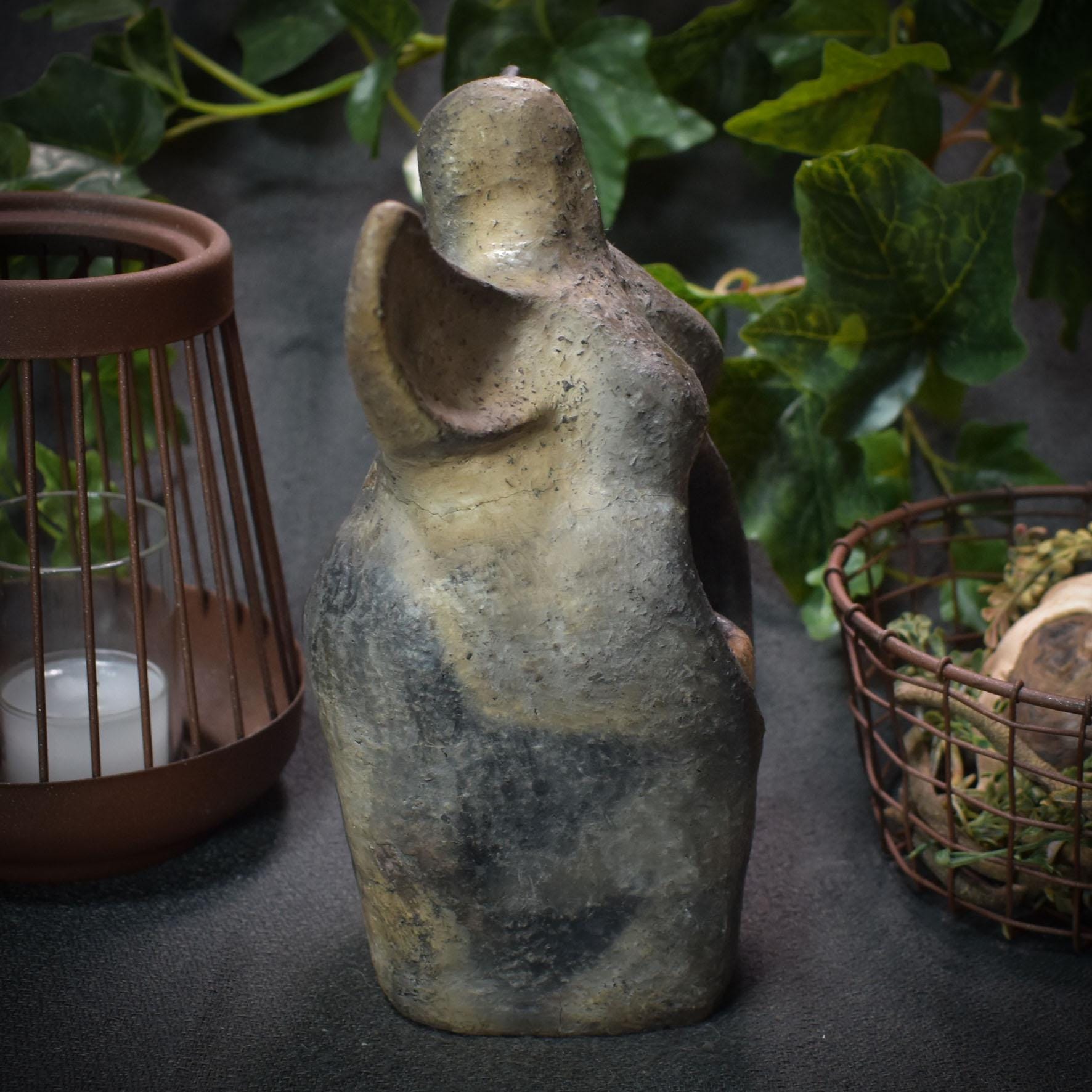 Handgefertigte Göttin Ostara mit einem Osternest in ihrer Bauchhöhle - Rauchbrandkunst aus Ton Art.Nr.: FRO013