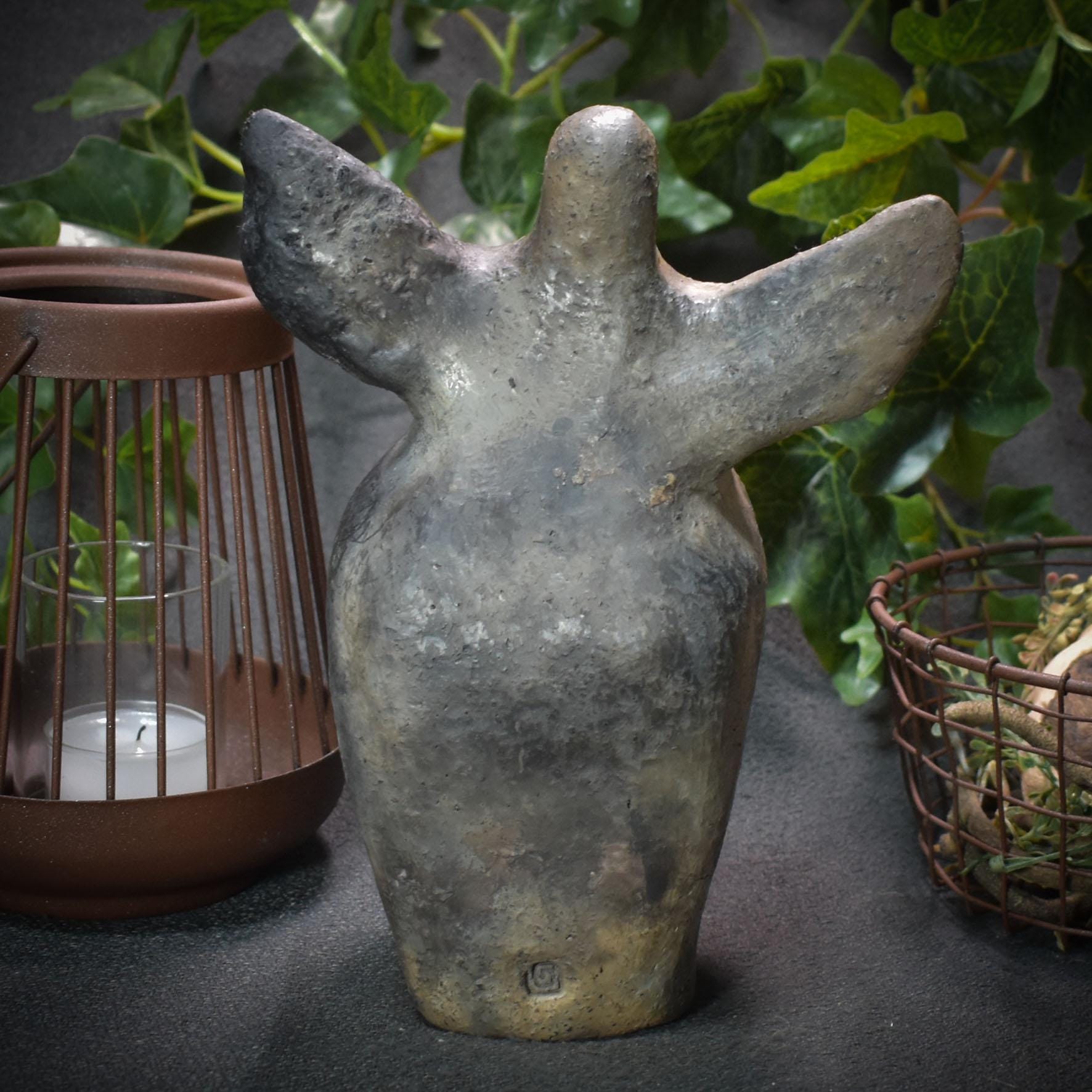 Handgefertigte Göttin Ostara mit einem Osternest in ihrer Bauchhöhle - Rauchbrandkunst aus Ton Art.Nr.: FRO013