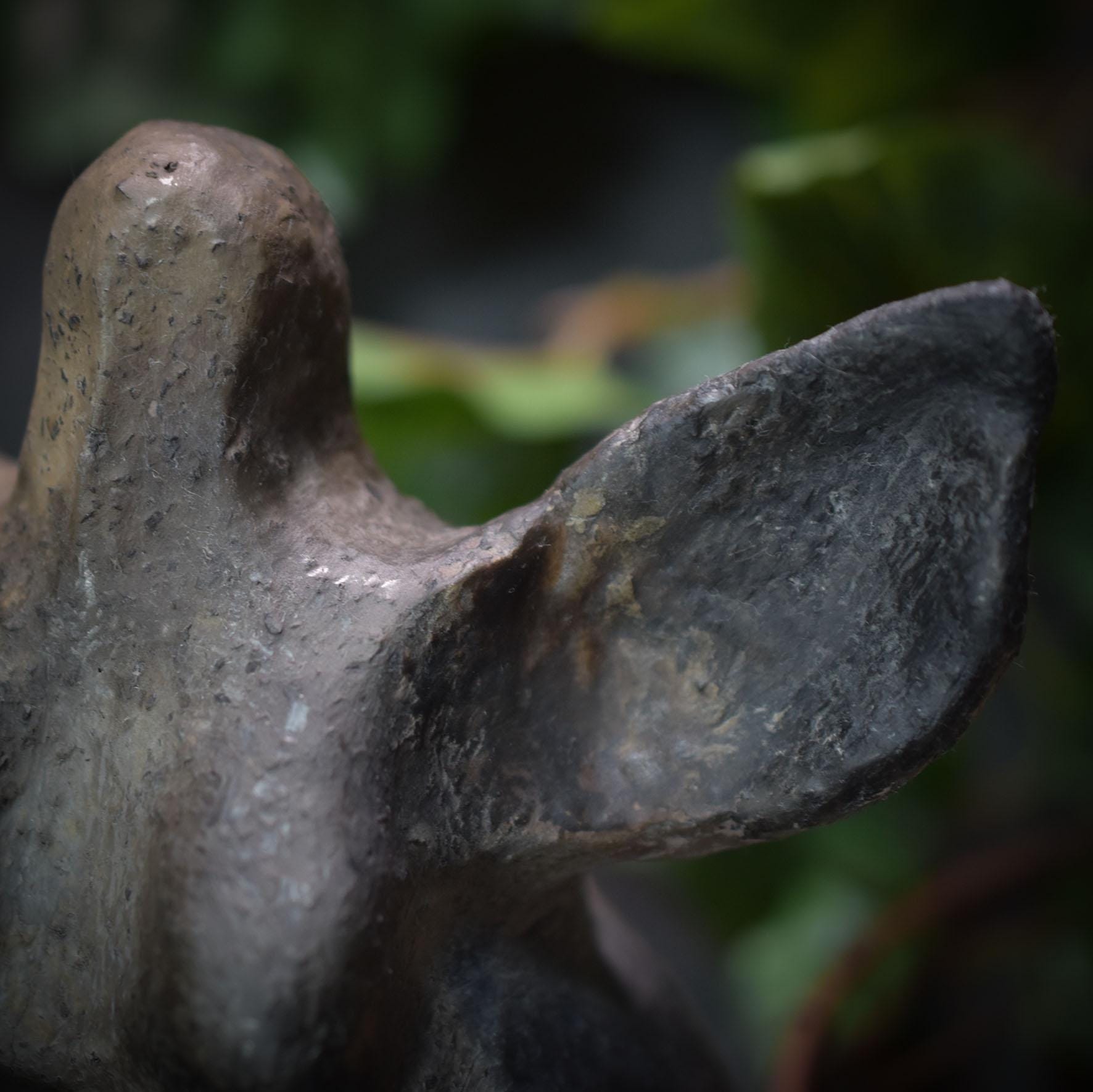 Handgefertigte Göttin Ostara mit einem Osternest in ihrer Bauchhöhle - Rauchbrandkunst aus Ton Art.Nr.: FRO013
