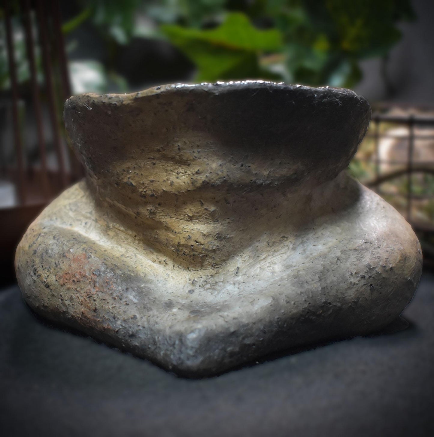 Handgefertigtes Pflanzgefäß 'Schoß der Göttin' aus traditionell gebranntem Ton – Spiritueller Altarbedarf