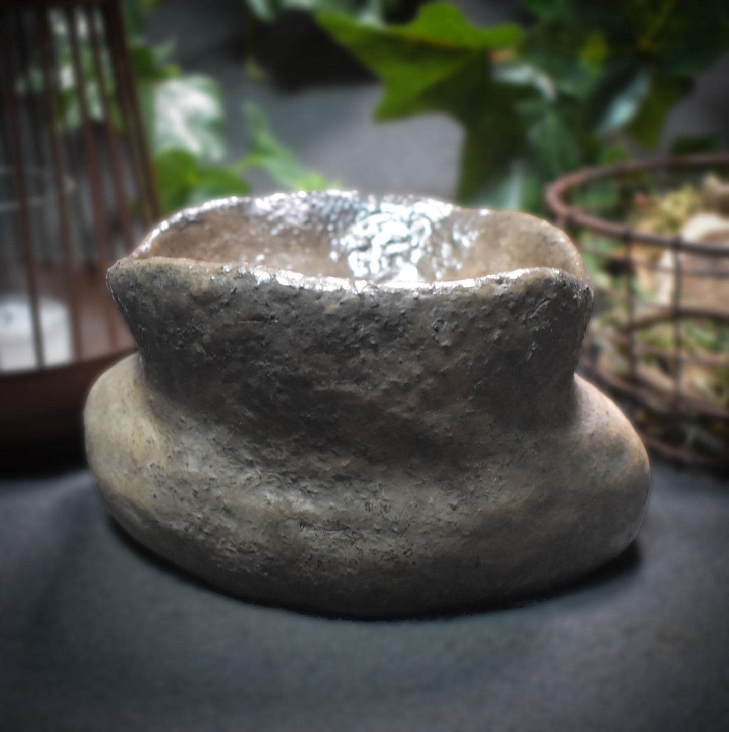 Handgefertigtes Pflanzgefäß 'Schoß der Göttin' aus traditionell gebranntem Ton – Spiritueller Altarbedarf