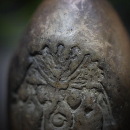 Handgefertigtes Rauchbrand Osterei aus Ton - mit Hekate Symbol – Rustikale Oster- und Frühlingsdekoration - Art.Nr.: FRO001