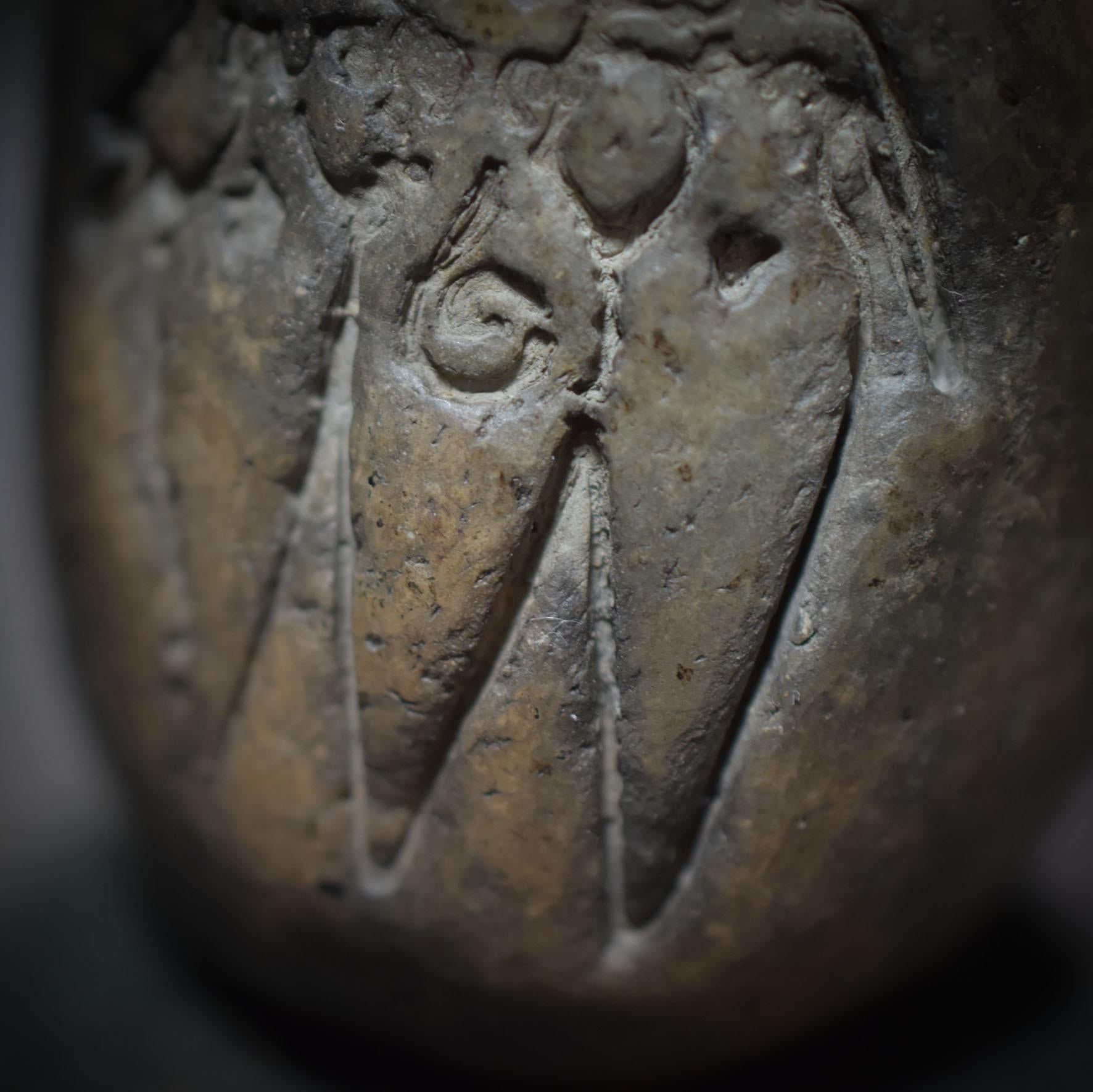 Handgefertigtes Rauchbrand Osterei aus Ton - mit Hekate Symbol – Rustikale Oster- und Frühlingsdekoration - Art.Nr.: FRO001