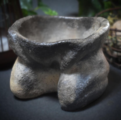 Handgefertigtes Pflanzgefäß 'Schoß der Göttin' aus traditionell gebranntem Ton – Spiritueller Altarbedarf - Art.Nr.: GEF006