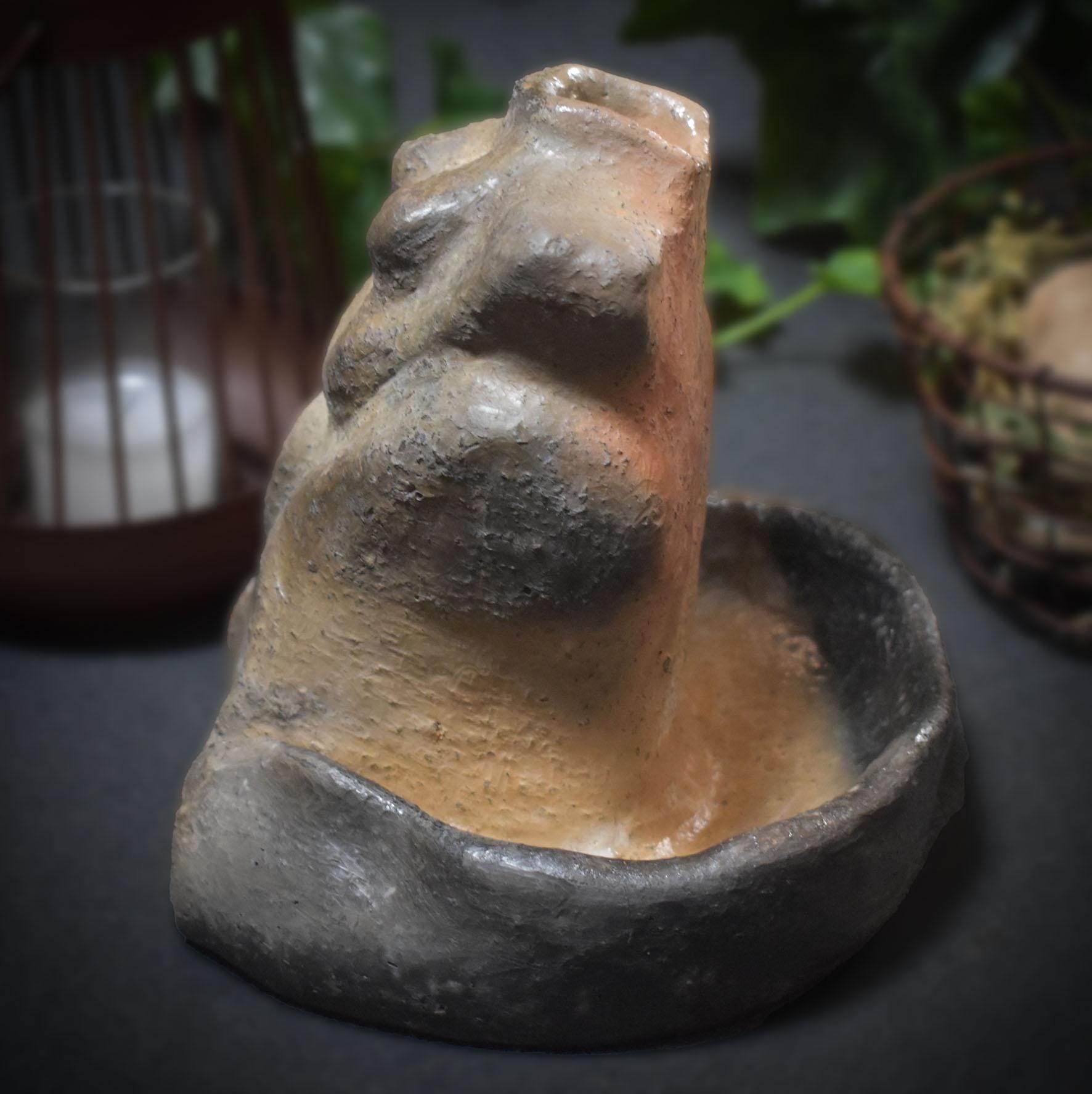 Handgefertigte Tonvase - Skulptur des weiblichen Torsos – Erdmutter Ritualdeko