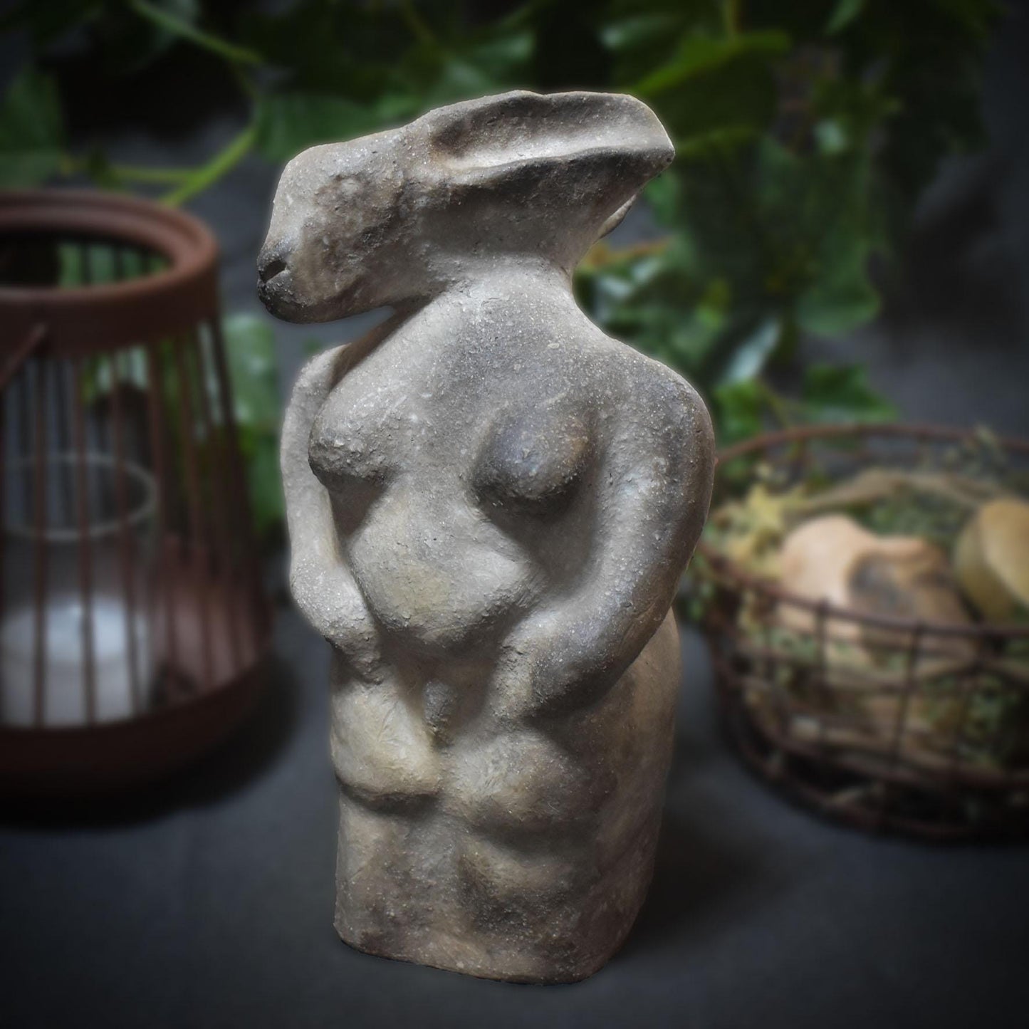 Rustikale Osterdeko & Frühlingsskulptur - Hasenfrau - Handgefertigte Rauchbrandkunst - Art.Nr.: FRO011