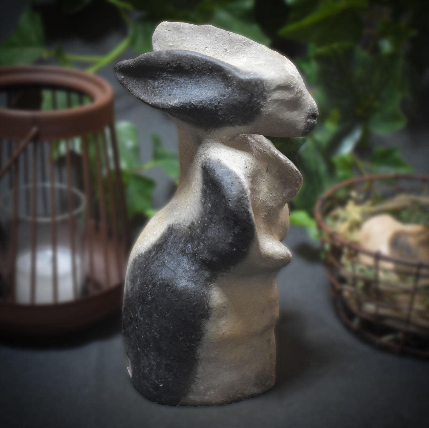 Rustikale Osterdeko & Frühlingsskulptur - Hasenfrau - Handgefertigte Rauchbrandkunst - Art.Nr.: FRO011