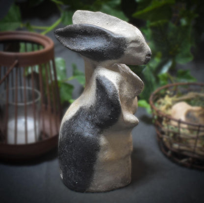 Rustikale Osterdeko & Frühlingsskulptur - Hasenfrau - Handgefertigte Rauchbrandkunst - Art.Nr.: FRO011