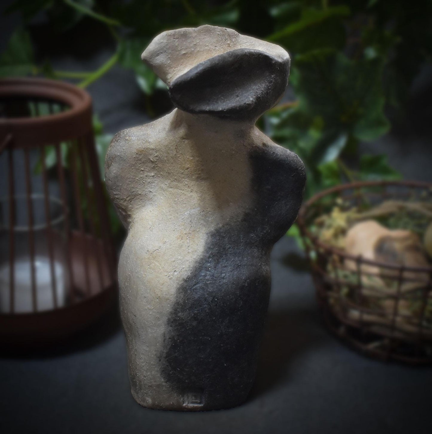 Rustikale Osterdeko & Frühlingsskulptur - Hasenfrau - Handgefertigte Rauchbrandkunst - Art.Nr.: FRO011