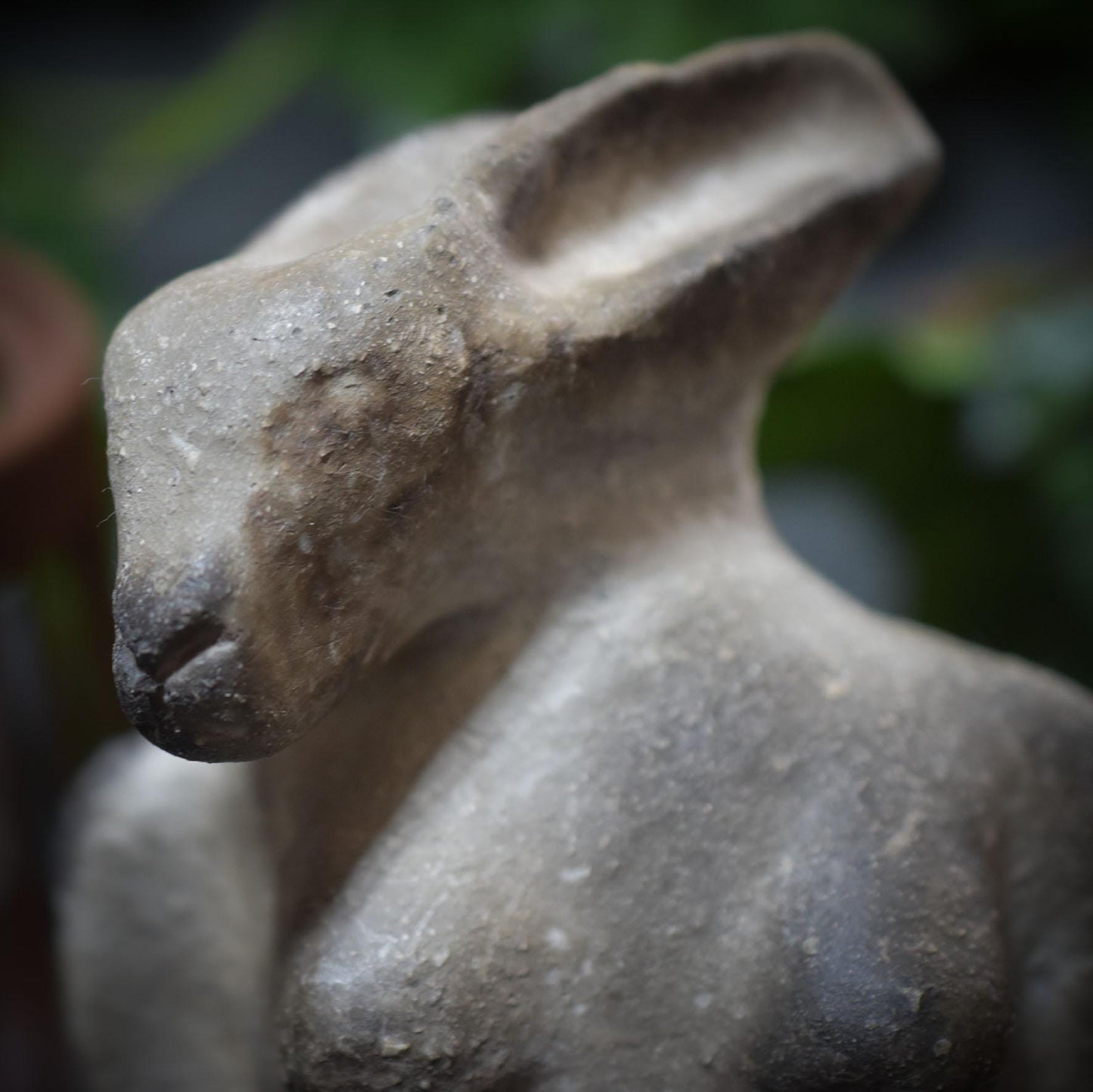 Rustikale Osterdeko & Frühlingsskulptur - Hasenfrau - Handgefertigte Rauchbrandkunst - Art.Nr.: FRO011