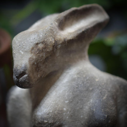 Rustikale Osterdeko & Frühlingsskulptur - Hasenfrau - Handgefertigte Rauchbrandkunst - Art.Nr.: FRO011