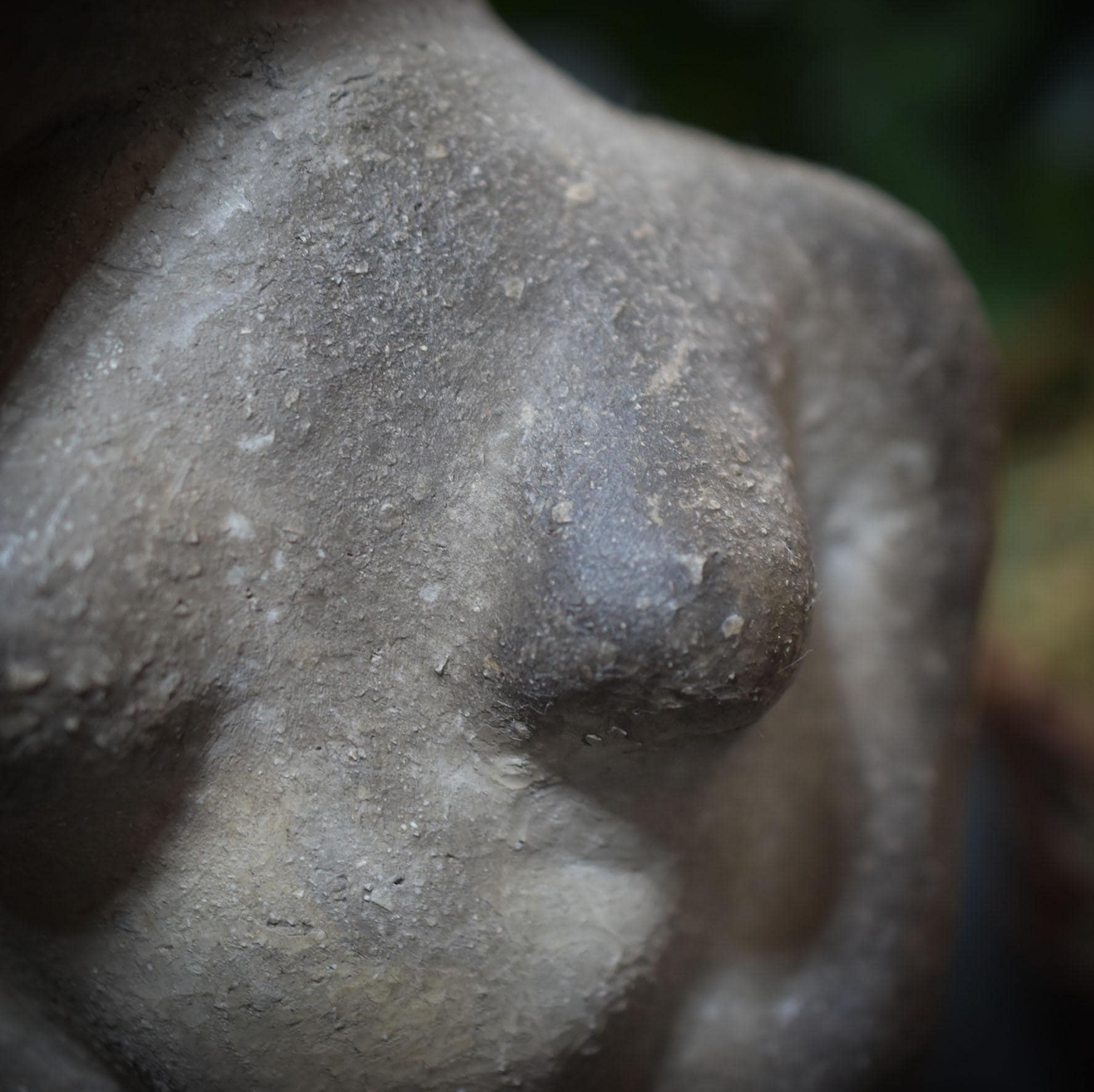 Rustikale Osterdeko & Frühlingsskulptur - Hasenfrau - Handgefertigte Rauchbrandkunst - Art.Nr.: FRO011