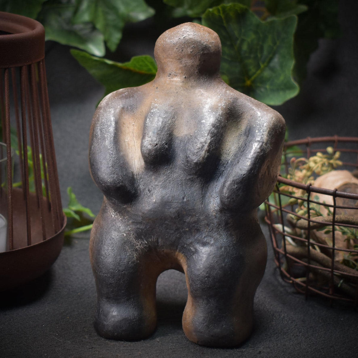 Matriarchat Skulptur Ton, Fruchtbarkeitsgöttin Figur handgemacht, Urgöttin Statue aus Rauchbrand, spirituelle Altar Deko SKU009