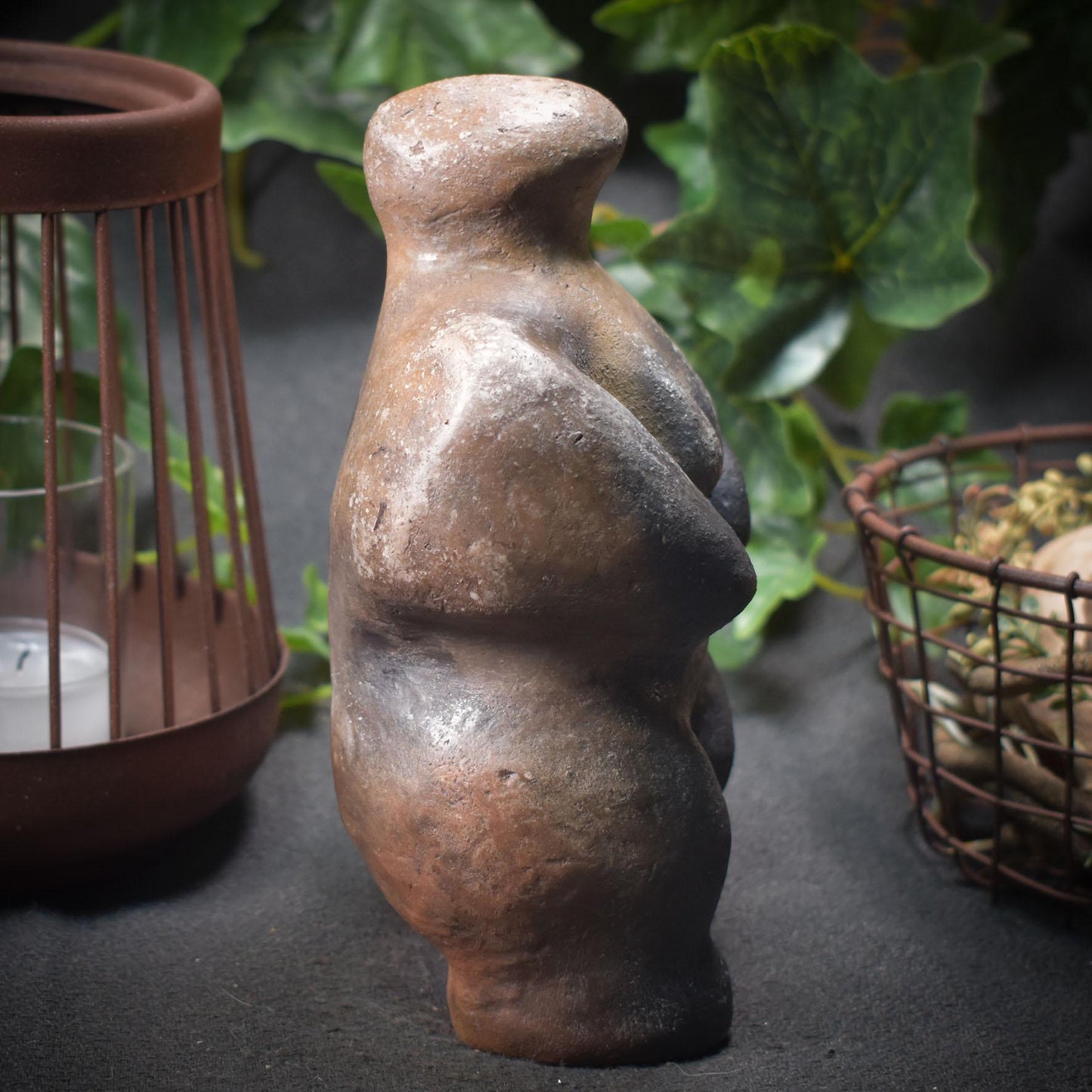 Prähistorisch inspirierte Ton-Skulptur - Hommage ans Matriarchat und die Fruchtbarkeitsgöttin Art.Nr.: SKU009