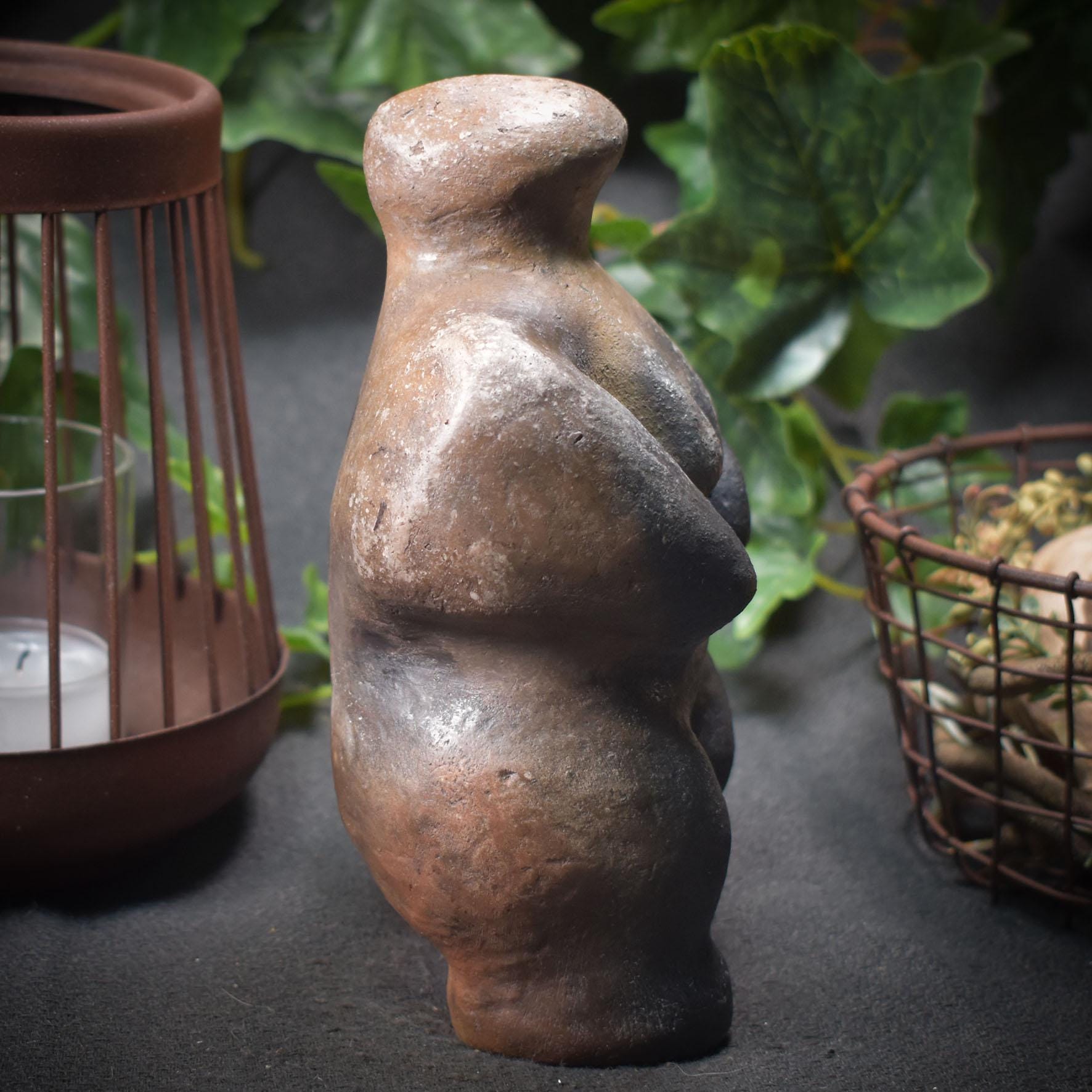 Prähistorisch inspirierte Ton-Skulptur - Hommage ans Matriarchat und die Fruchtbarkeitsgöttin