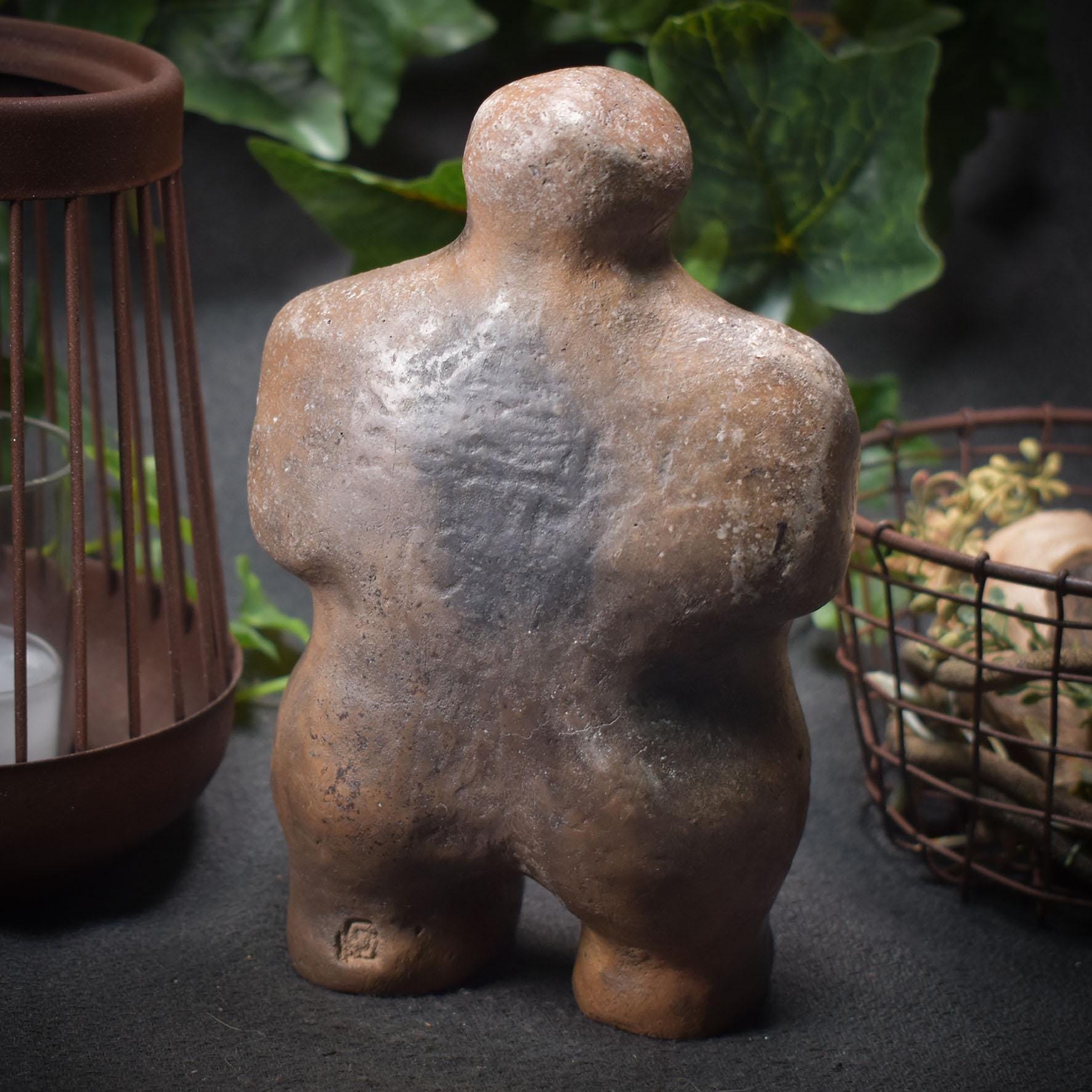 Prähistorisch inspirierte Ton-Skulptur - Hommage ans Matriarchat und die Fruchtbarkeitsgöttin