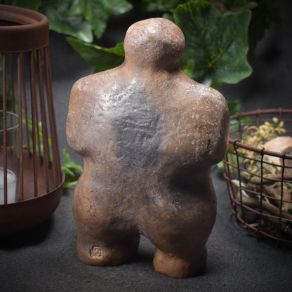 Matriarchat Skulptur Ton, Fruchtbarkeitsgöttin Figur handgemacht, Urgöttin Statue aus Rauchbrand, spirituelle Altar Deko SKU009