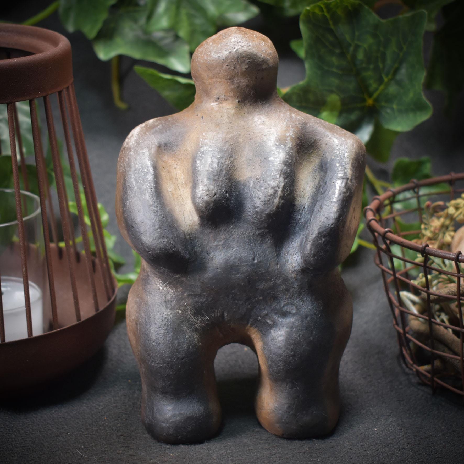 Prähistorisch inspirierte Ton-Skulptur - Hommage ans Matriarchat und die Fruchtbarkeitsgöttin Art.Nr.: SKU009