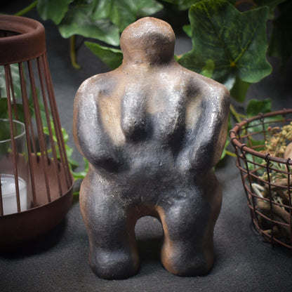 Prähistorisch inspirierte Ton-Skulptur - Hommage ans Matriarchat und die Fruchtbarkeitsgöttin