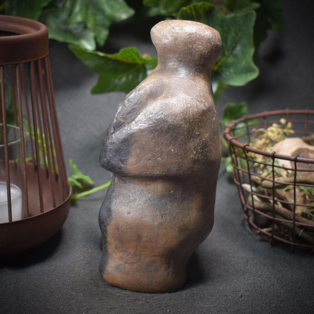 Matriarchat Skulptur Ton, Fruchtbarkeitsgöttin Figur handgemacht, Urgöttin Statue aus Rauchbrand, spirituelle Altar Deko SKU009