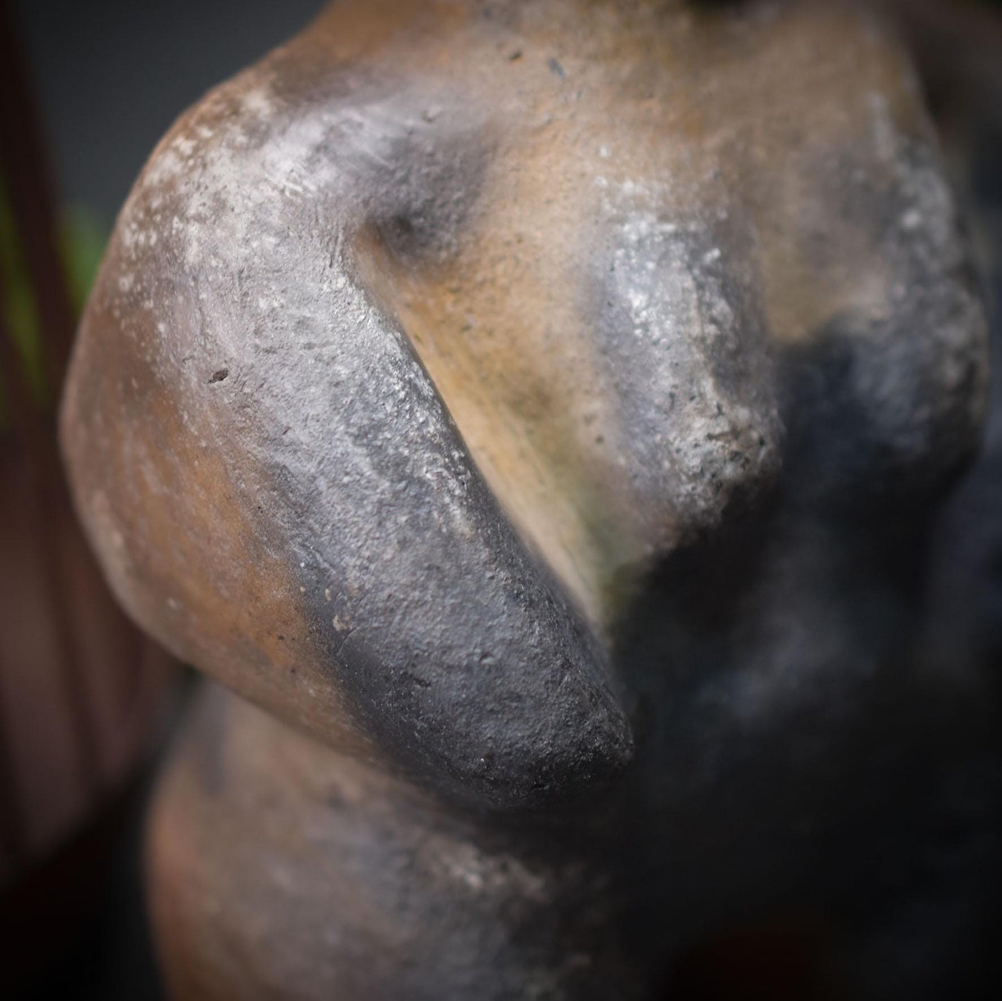 Prähistorisch inspirierte Ton-Skulptur - Hommage ans Matriarchat und die Fruchtbarkeitsgöttin