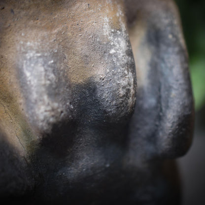 Matriarchat Skulptur Ton, Fruchtbarkeitsgöttin Figur handgemacht, Urgöttin Statue aus Rauchbrand, spirituelle Altar Deko SKU009