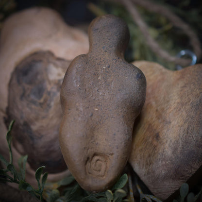Handliche Venus Figurine - Deine Matriarchalische Begleiterin für Unterwegs aus Ton gefertigt und im Rauchbrand veredelt