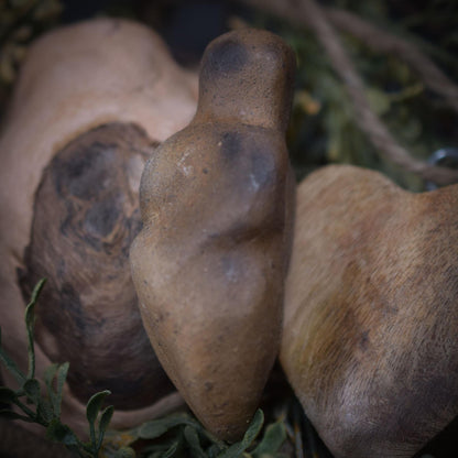 Handliche Venus Figurine - Deine Matriarchalische Begleiterin für Unterwegs aus Ton gefertigt und im Rauchbrand veredelt